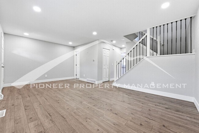 Building Photo - Spacious Townhouse with Washer/Dryer and Central AC