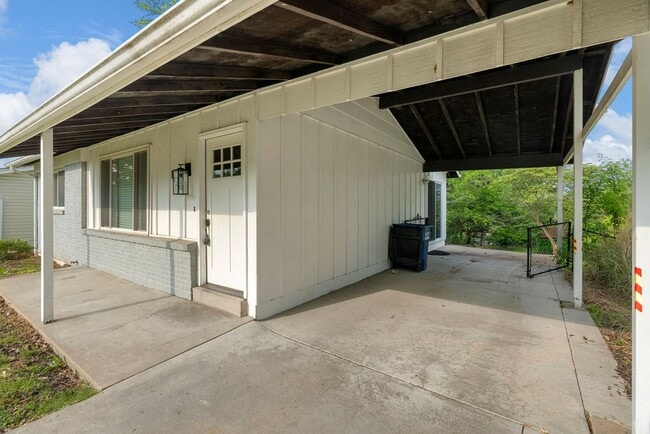 Building Photo - 1128 Saratoga Dr