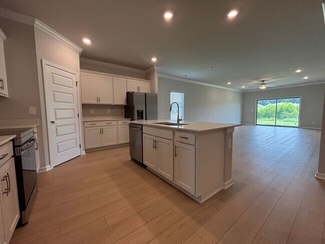 Building Photo - Look and lease in Athens