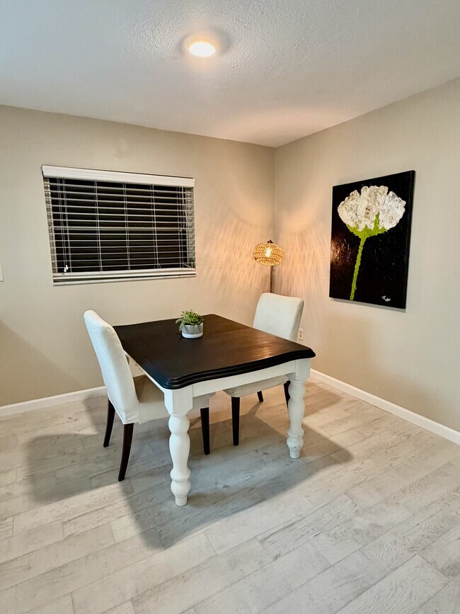 Building Photo - 220 Park Blvd N