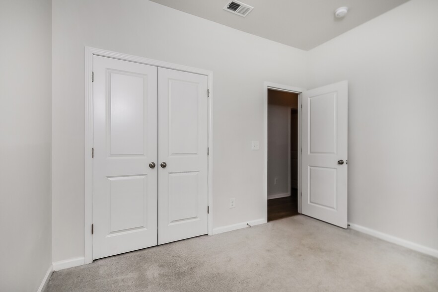 Building Photo - 135 S Reindeer Rd