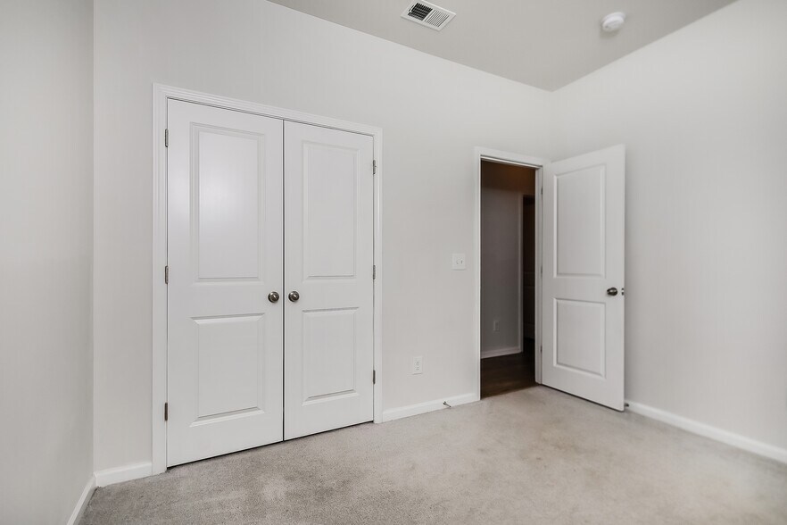 Building Photo - 143 S Reindeer Rd