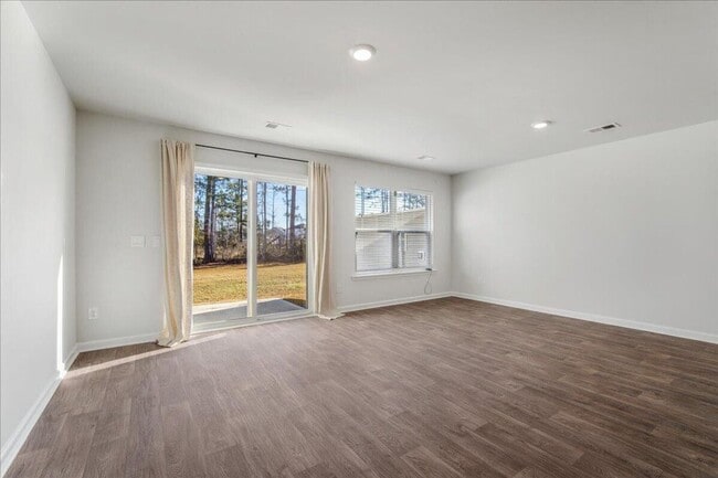 Building Photo - Beautiful 4-Bedroom 2.5 Bath Townhome