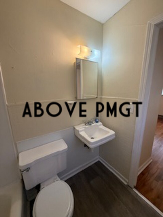 Building Photo - Renovated 1 bed, 1 bath duplex