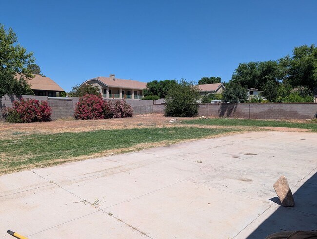 Building Photo - Six Bedroom Home in Bloomington Ranches