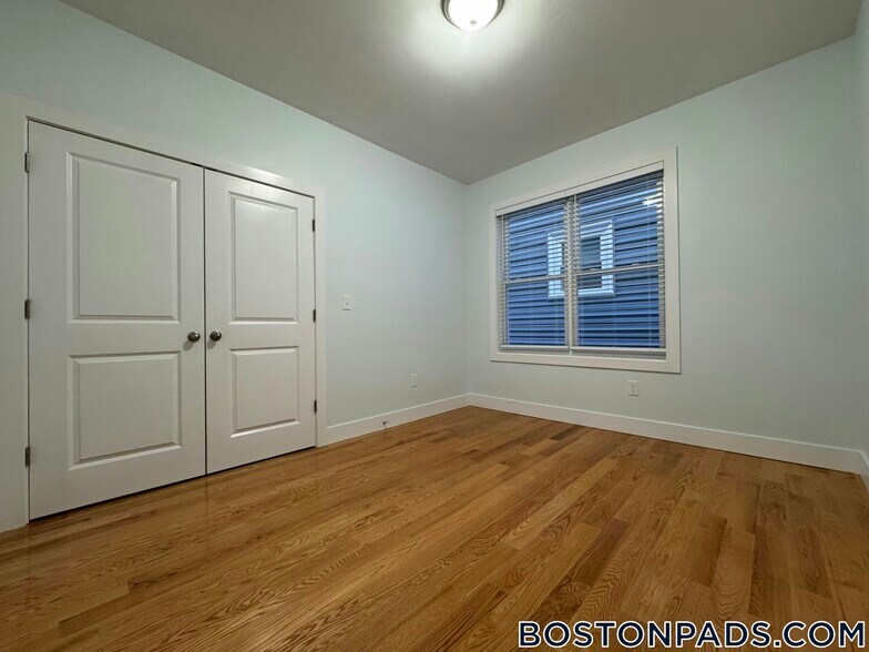 Building Photo - 7 Carson St