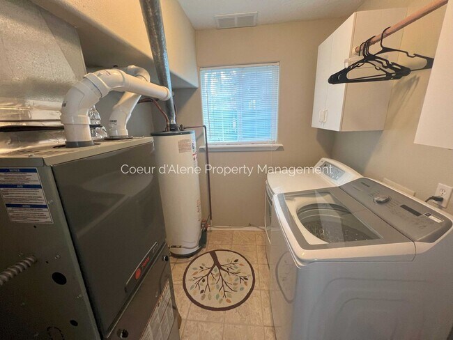 Building Photo - 3 bed, 2 bath house