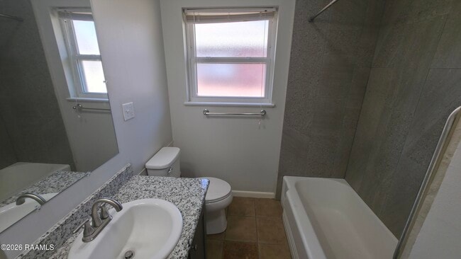 Building Photo - 125 Elmwood Dr