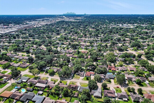 Building Photo - 1102 Mosher Ln