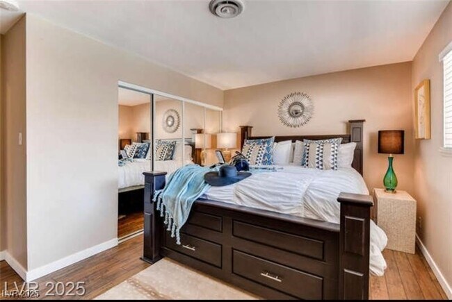 Building Photo - 4255 Hazelcrest Dr