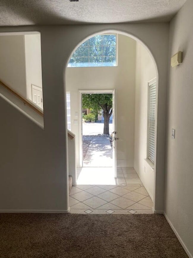Building Photo - Spacious Two Story Home in the NE Heights ...