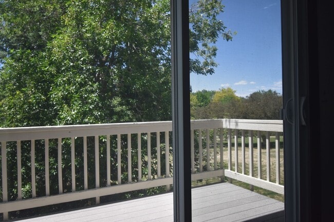 Building Photo - GREAT 3 BEDROOM/2 BATHROOM TOWNHOME WITH NEW PAINT & FLOORING. AVAILABLE 5/23.