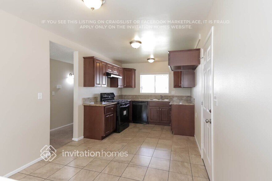 Building Photo - 2619 W Maple St