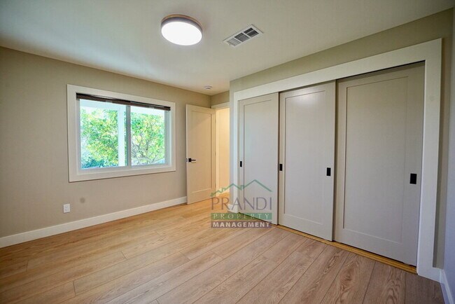 Building Photo - 62 Dunfries Terrace