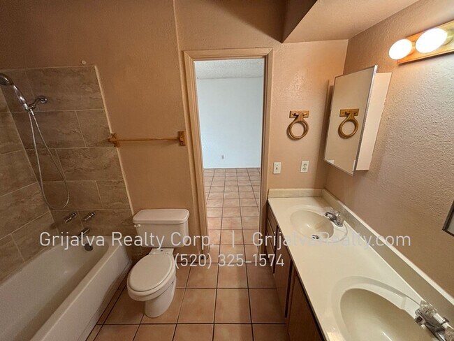 Building Photo - 2131 N Margaret Ave