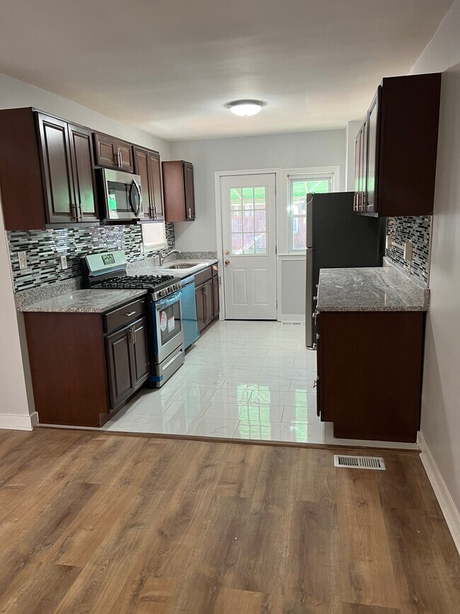 Building Photo - 1405 W 37th St