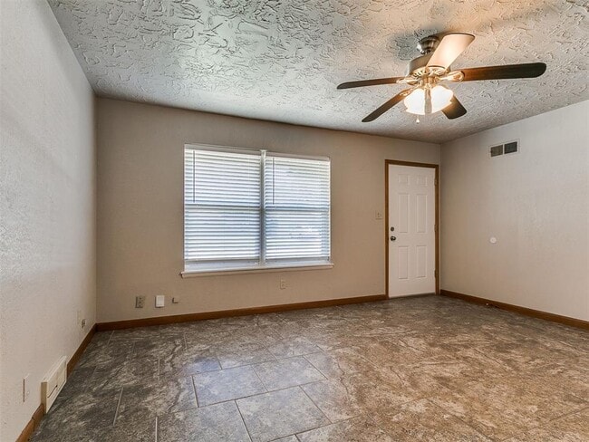 Building Photo - 212 S Mercedes Dr