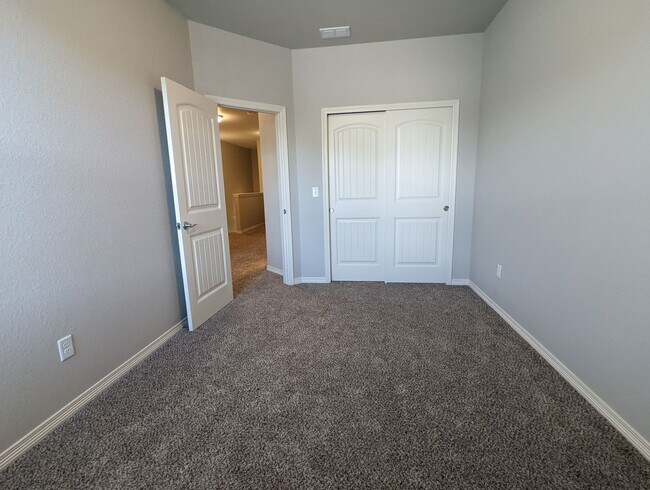 Building Photo - Beautiful Newer Townhome