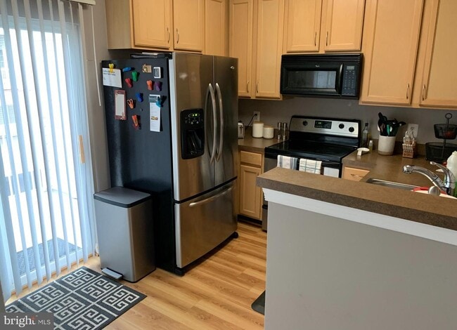 Building Photo - Charming Townhome-Style Condo with Garage ...