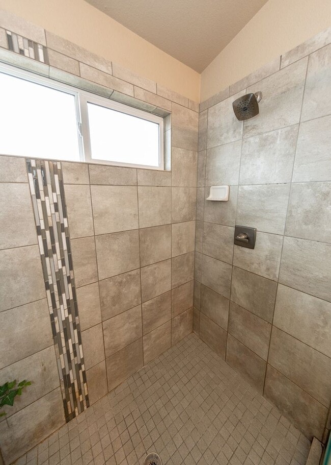 Building Photo - Centrally Located End Unit 3 Bed Townhouse in D20