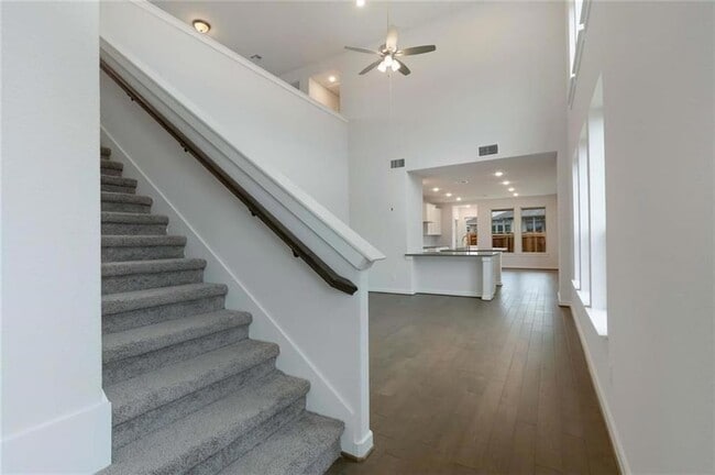 Building Photo - 205 Rosebush Dr