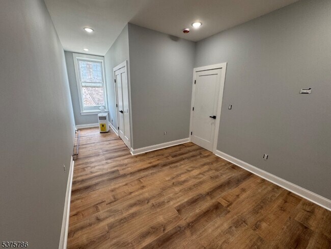 Building Photo - 372 Main St