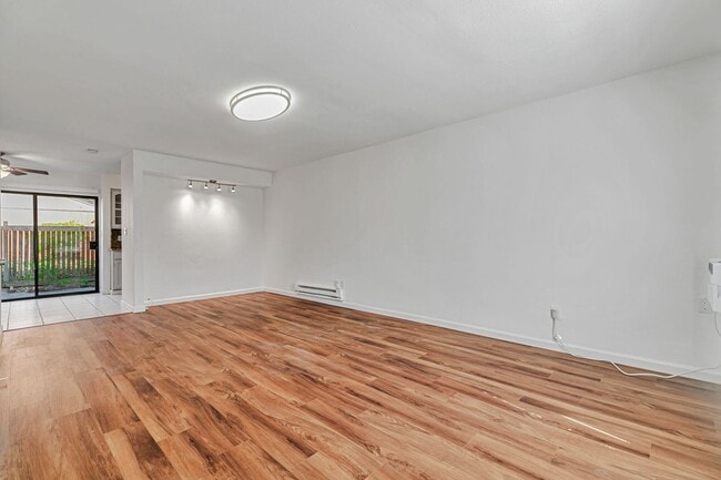 Building Photo - 2BR 1.5BA Condo For Rent – Prime Central F...