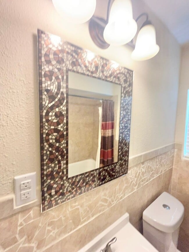 Building Photo - Warm and Inviting 3-bedroom 1-bathroom house