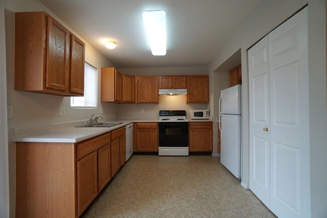 Building Photo - 472 Kitfield View