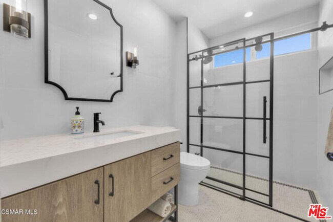 Building Photo - 987 Brookview Ave