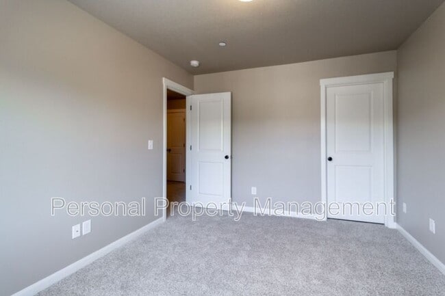 Building Photo - 7613 NE 31st Cir