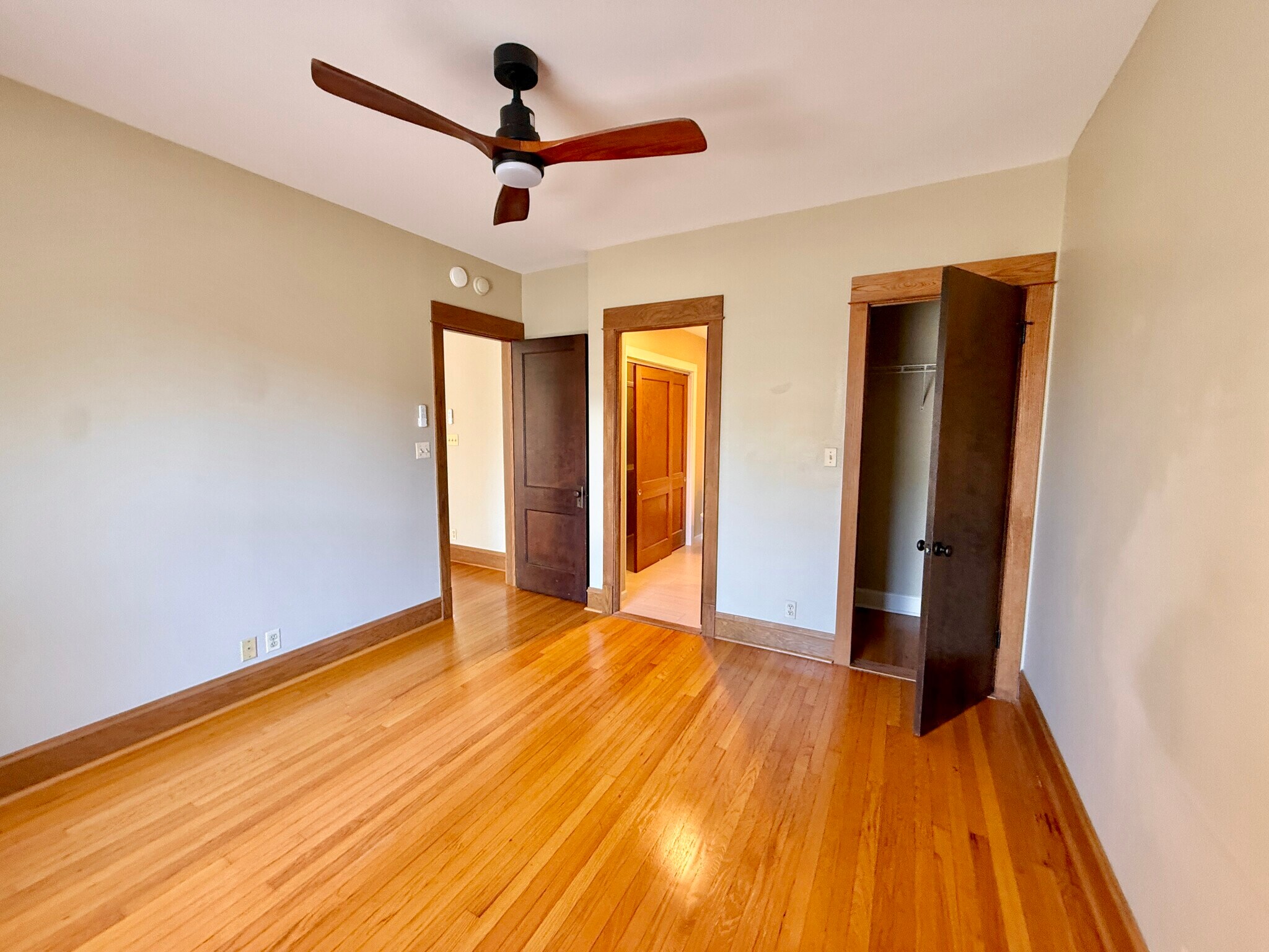 Primary bedroom - 1414 W Farragut Ave