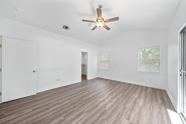 Building Photo - 707 E 47th St