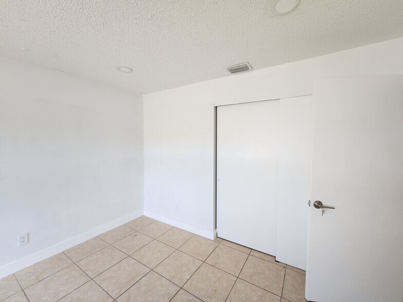 Building Photo - REMODELED 2 bedroom 2 bathroom in NE Cape Coral