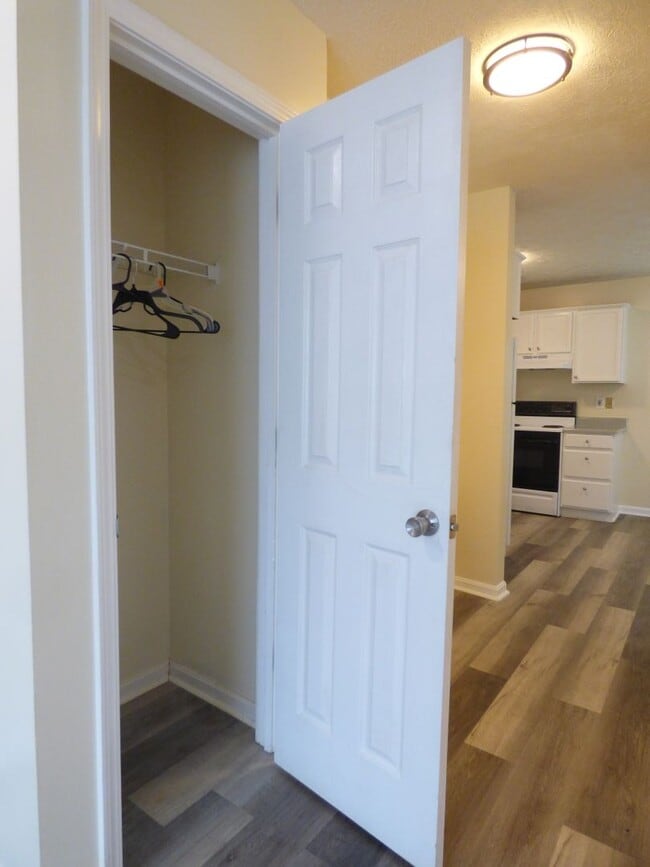 Building Photo - Beautiful Townhouse! All Electric, Washer/...