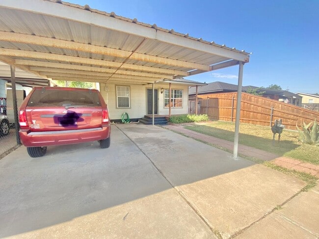 Building Photo - PRE- LEASING NOW for 2 bed 2 bath updated ...