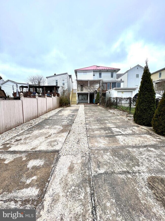 Building Photo - 145 N Nice St