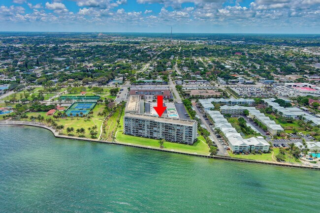 Building Photo - 801 Lake Shore Dr