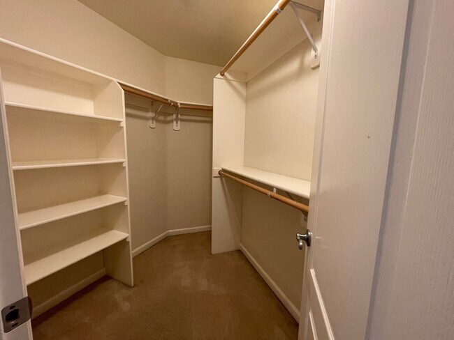 Building Photo - 5 Bed 2.5 Bath + a Den in Tigard/Bull Mountain - Solar Panels, Central A/C and More!