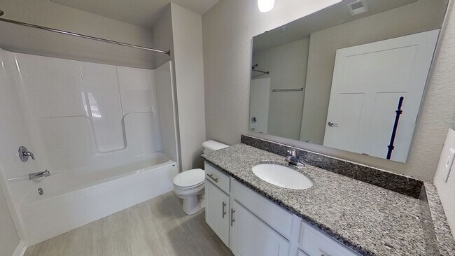 Building Photo - Condo Style Upper 3 Bedroom 2 Bathroom plus Den Apartment