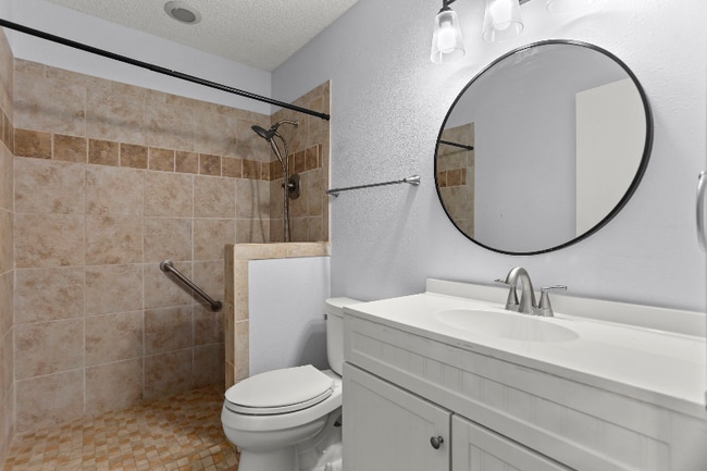 Building Photo - 5622 Frst Lk St