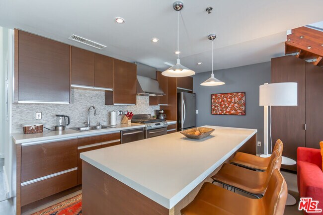 Building Photo - 615 Hampton Dr