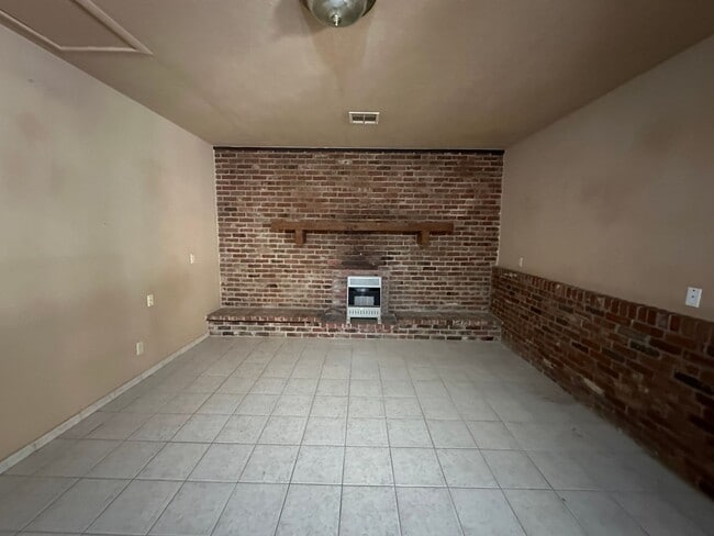 Building Photo - 16881 Beau-Kay Dr