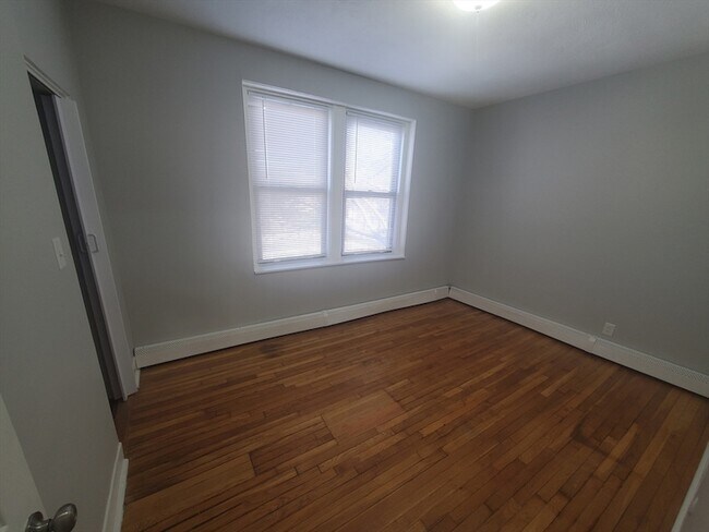 Building Photo - 4 Abbotsford St