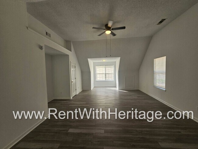 Building Photo - Gorgeous 3bd/ 2.5 bath Home in Popular Nat...