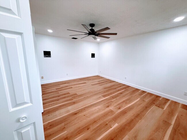 Building Photo - 465 SE Naranja Ave