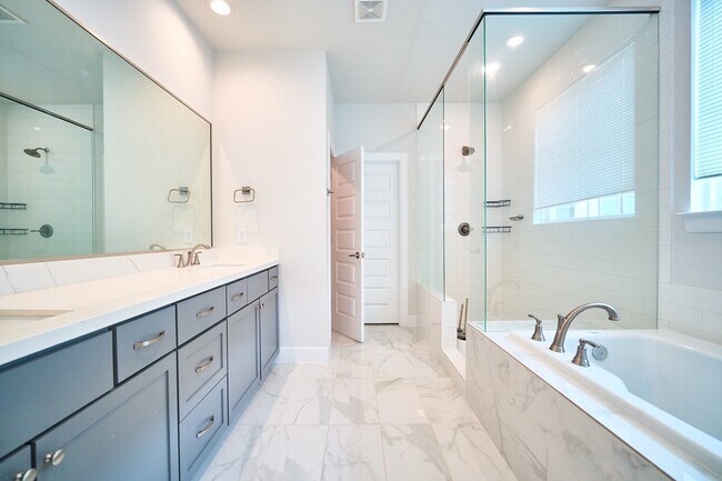 Building Photo - 2802 Grand Fountains Dr