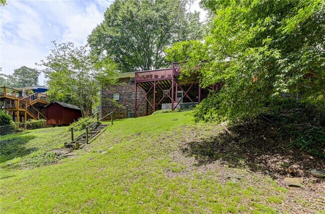 Building Photo - 2423 Woodacres Rd NE