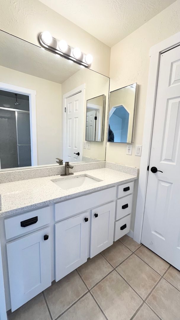 Building Photo - 5 Bedroom/4 Bathroom Home in West Valley City