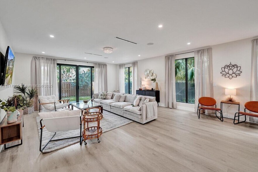 Building Photo - 1101 NE 16th Ter